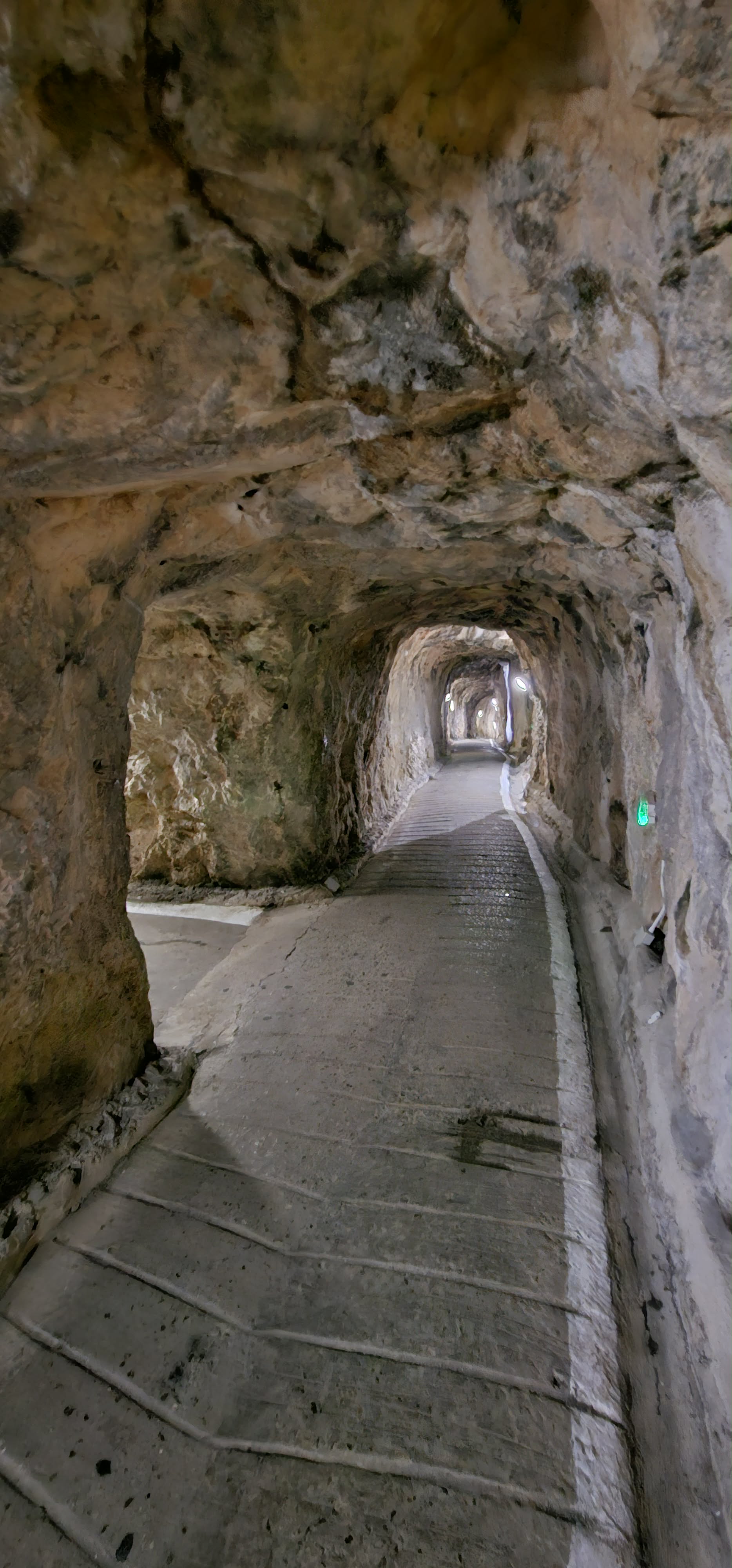 Tunely v Gibraltaru: podzemní svět uvnitř slavné skály