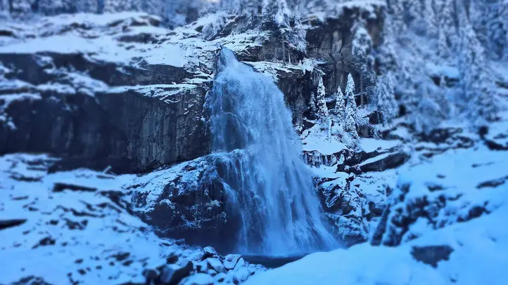Krimmelské vodopády v zimě: nejvyšší vodopády Rakouska v kouzelné zimní krajině