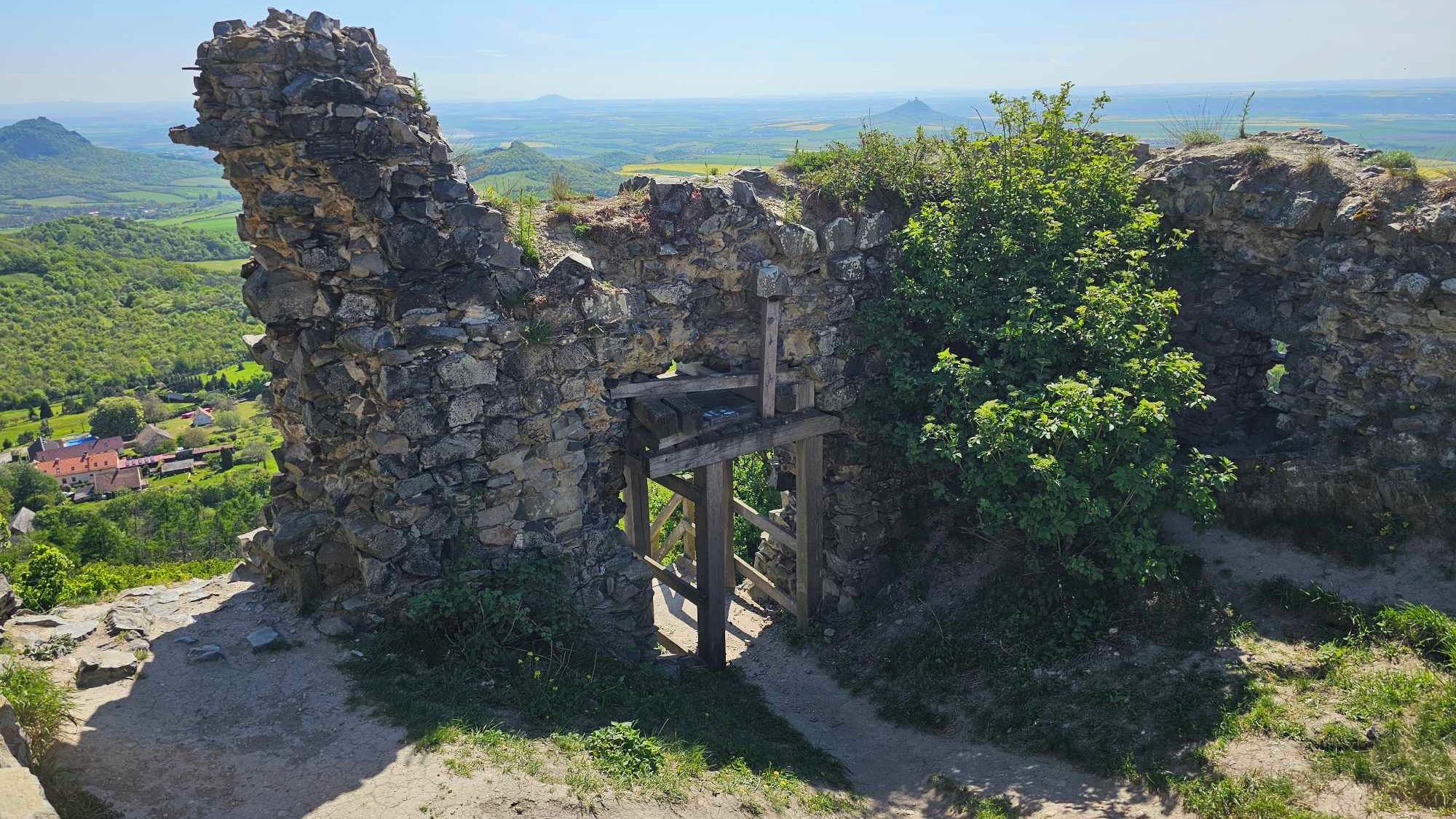 Oltářík: zřícenina s jedním z nejkrásnějších výhledů v Českém středohoří